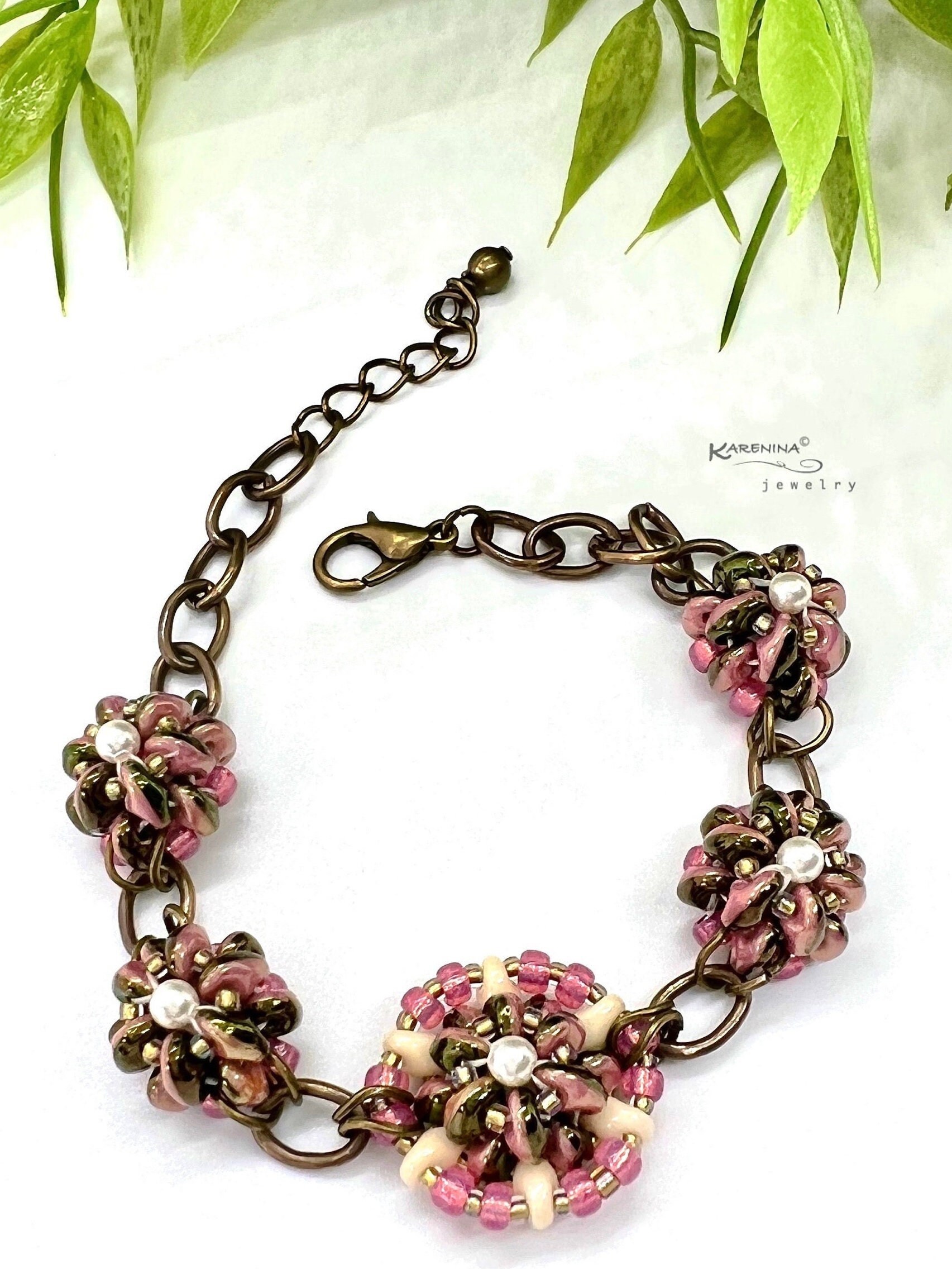 Braccialetto di perline con boccioli di fiori rosa e perle Swarovski color crema su maglie di catena in ottone naturale. Gioiello romantico intrecciato con boccioli di fiori di perline, regalo
