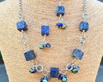 Conjunto de collar y pendientes de lapislázuli: Joyería artesanal azul de gran impacto, plata envuelta en alambre, perlas de agua dulce.