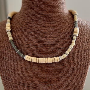 Collar étnico de cuentas de vidrio y madera de Java: joyería tribal única para el día a día.