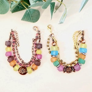 Meerkleurige drievoudige armband van gerecycled glas: antieke koperen geknoopte drielaagse boho-sieraden