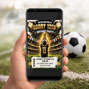Puede incluir: Una invitaci&oacute;n digital mostrada en la pantalla de un tel&eacute;fono inteligente con un dise&ntilde;o de fiesta de cumplea&ntilde;os de f&uacute;tbol. El gr&aacute;fico muestra a un jugador sosteniendo un trofeo en un estadio con el texto YOU'RE INVITED TO HARRY 12TH BIRTHDAY PARTY.