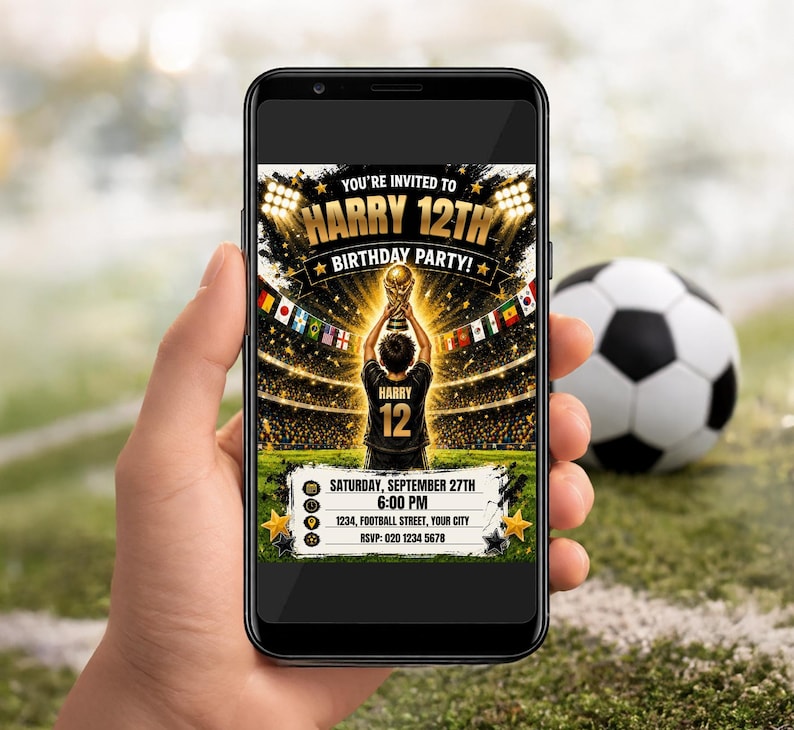 Puede incluir: Una invitaci&oacute;n digital mostrada en la pantalla de un tel&eacute;fono inteligente con un dise&ntilde;o de fiesta de cumplea&ntilde;os de f&uacute;tbol. El gr&aacute;fico muestra a un jugador sosteniendo un trofeo en un estadio con el texto YOU'RE INVITED TO HARRY 12TH BIRTHDAY PARTY.