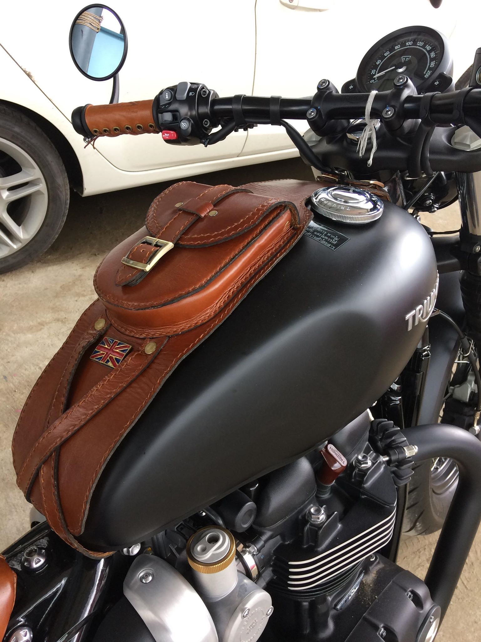 thruxton tank strap