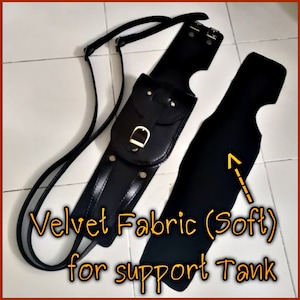 K&ouml;nnte beinhalten: Schwarze Leder-Motorrad-Tanktasche mit einem Riemen und einer Tasche. Die Tasche ist aus weichem Samtstoff gefertigt und hat einen Schnallenverschluss. Der Text "Velvet Fabric (Soft) for support Tank" ist auf dem Bild gedruckt.