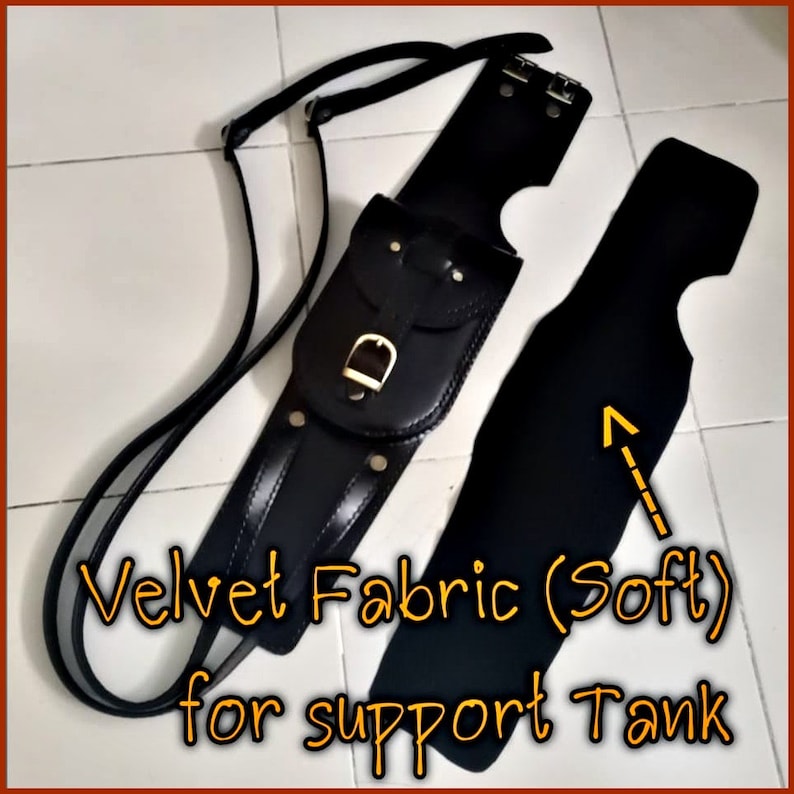 K&ouml;nnte beinhalten: Schwarze Leder-Motorrad-Tanktasche mit einem Riemen und einer Tasche. Die Tasche ist aus weichem Samtstoff gefertigt und hat einen Schnallenverschluss. Der Text "Velvet Fabric (Soft) for support Tank" ist auf dem Bild gedruckt.