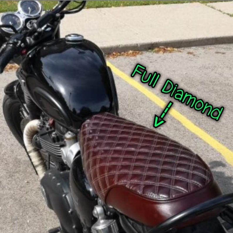 Puede incluir: Una motocicleta negra con un asiento de cuero marr&oacute;n con un patr&oacute;n de diamante. El asiento est&aacute; etiquetado como "Full Diamond".