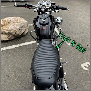 Puede incluir: Asiento de motocicleta negro con un dise&ntilde;o acolchado. El asiento est&aacute; unido a una motocicleta negra con una alforja de cuero negro. El texto "Tuck N Roll" est&aacute; escrito en la imagen.