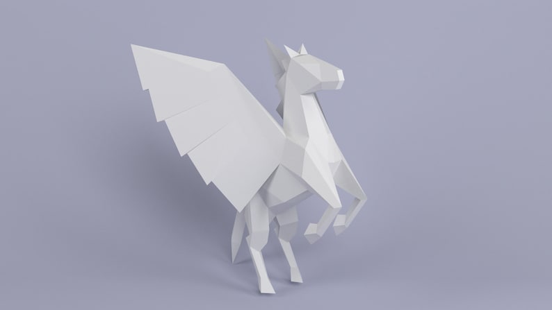 Op de afbeelding: Een witte origami-pegasus met uitgespreide vleugels, staand op een lichtpaarse achtergrond.