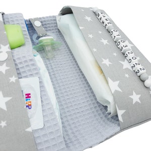 Windeltasche mit Name + Datum für unterwegs Junge Mädchen - Wickeltasche mit Waffelpique - Sterne grau Geburt Windeletui Baby personalisiert
