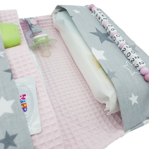 Windeltasche mit Name + Datum für unterwegs Mädchen - Wickeltasche mit Waffelpique - Sterne grau rosa Geburt Windeletui Baby personalisiert