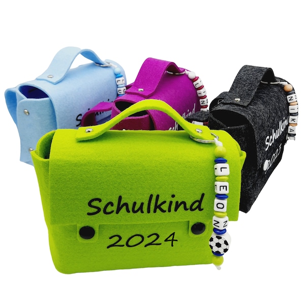 Deko Filz Schulranzen "Schulkind 2024" personalisiert mit Name durch abnehmbaren Schlüsselanhänger - freie Farb und Motivwahl - Einschulung