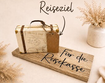 Reisekasse Geschenkbox aus Papier auf Eichen-Holztafel, Geldgeschenk für die Reise mit Koffer und personalisierbarem Kofferanhänger