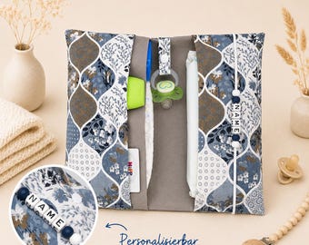 Personalisierte Windeltasche mit Name Blumen Blau Grau | Handgemachte Wickeltasche Baby | Windel Organizer unterwegs | Geschenk Geburt Taufe