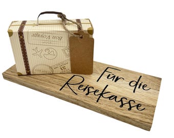 Reisekasse Geschenkbox aus Papier auf Eichen-Holztafel, Geldgeschenk für die Reise mit Koffer und personalisierbarem Kofferanhänger