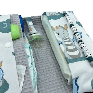 Windeltasche mit Name für unterwegs Junge Mädchen Wickeltasche mit Waffelpique- Drache weiß grün Geburt Taufe Windeletui Baby personalisiert