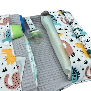 Windeltasche mit Name für unterwegs Junge Mädchen Wickeltasche mit Waffelpique Dinosaurier Dinos Geburt Taufe Windeletui Baby personalisiert