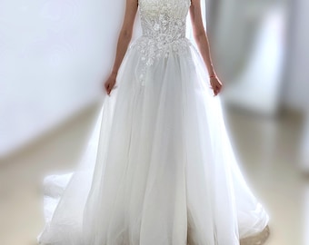 Lace Applique Tulle Wedding Dress: Square Neck A-Line Gown
