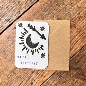 Happy Birthday Moon Card - handgemaakte linosnede, kaart maanviering, hemelse verjaardagsgroet, unieke kunstkaart