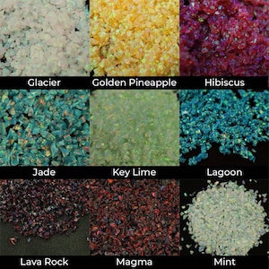 Puede incluir: Una colecci&oacute;n de piedras de &oacute;palo trituradas en varios colores, incluyendo Glacier, Golden Pineapple, Hibiscus, Jade, Key Lime, Lagoon, Lava Rock, Magma y Mint. Cada color est&aacute; etiquetado con su nombre.