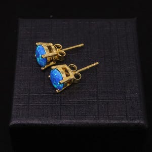 Pazifische Sapphire-Opal Ohrringe, facettierte blaue Opal Ohrstecker, Weißgold / 14 Karat Gold / Roségold, 5 mm-8 mm Ohrstecker
