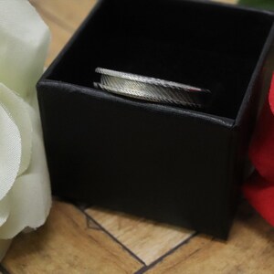 Anillo en bruto de acero de Damasco inoxidable retorcido - 4 mm de ancho, canal de 2 mm para incrustaciones y fabricación de anillos. imagen 9