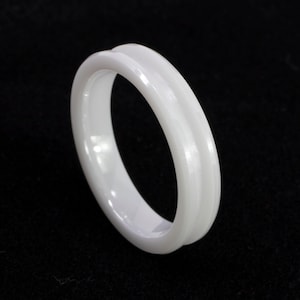 Biały ceramiczny półfabrykat do pierścionków - 4 mm szerokości, 2 mm kanał do intarsji i tworzenia pierścionków