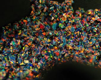 Ópalo negro triturado al fuego para incrustaciones: material creado en laboratorio para la fabricación de joyas y manualidades.