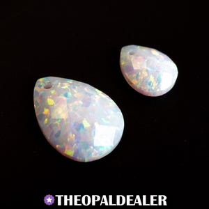 Cabochon a goccia di opale bianco perla sfaccettato – Gemma creata in laboratorio e forata
