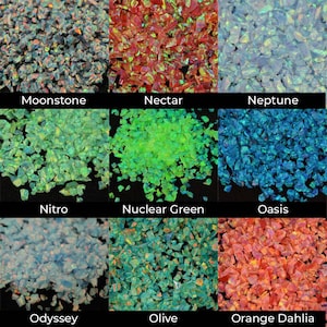 Puede incluir: Una colecci&oacute;n de piedras de &oacute;palo trituradas y coloridas en varios tonos. La imagen muestra muestras etiquetadas como "Moonstone", "Nectar", "Neptune", "Nitro", "Nuclear Green", "Oasis", "Odyssey", "Olive" y "Orange Dahlia".