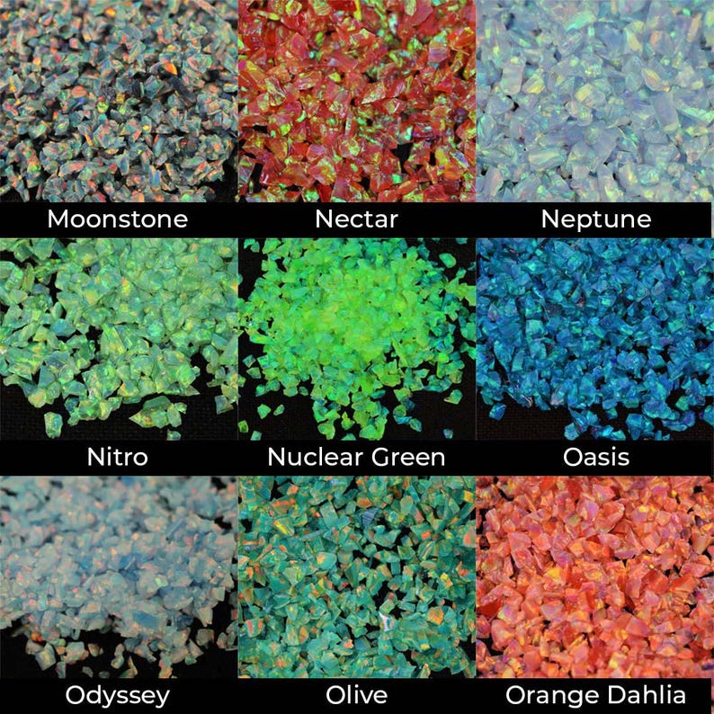 Puede incluir: Una colecci&oacute;n de piedras de &oacute;palo trituradas y coloridas en varios tonos. La imagen muestra muestras etiquetadas como "Moonstone", "Nectar", "Neptune", "Nitro", "Nuclear Green", "Oasis", "Odyssey", "Olive" y "Orange Dahlia".