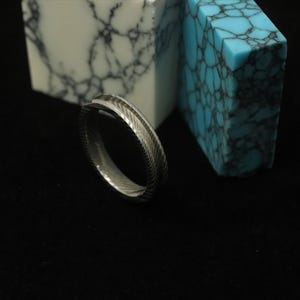Anillo en bruto de acero de Damasco inoxidable retorcido - 4 mm de ancho, canal de 2 mm para incrustaciones y fabricación de anillos. imagen 6