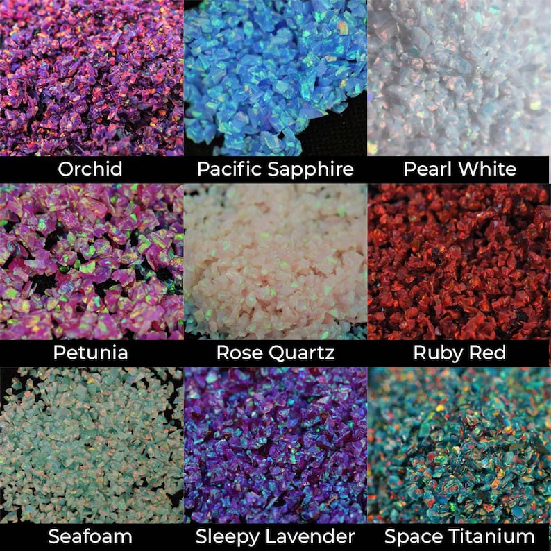 Puede incluir: Una colecci&oacute;n de &oacute;palo triturado en varios colores, incluyendo morado, azul, blanco, rosa y rojo. Cada color est&aacute; etiquetado con un nombre como "Orchid", "Pacific Sapphire" y "Ruby Red". Las piezas de &oacute;palo tienen un aspecto brillante y texturizado.