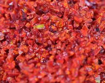 Ópalo rojo rubí triturado para incrustaciones: material creado en laboratorio para joyería y manualidades.