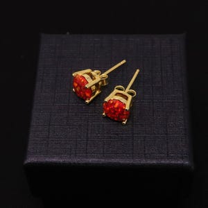 Pendientes de ópalo rojo rubí, pendientes de botón de ópalo rojo facetado, chapados en oro blanco/oro de 14 k/oro rosa, de 5 mm a 8 mm - Ópalos