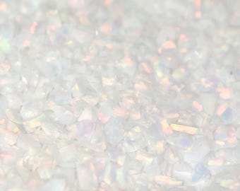 Ópalo triturado blanco perla para incrustaciones: material creado en laboratorio para joyería y manualidades.
