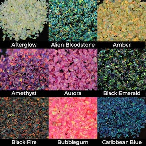 Puede incluir: Una colecci&oacute;n de piedras preciosas de &oacute;palo trituradas en varios colores. La imagen muestra Afterglow, Alien Bloodstone, Amber, Amethyst, Aurora, Black Emerald, Black Fire, Bubblegum y Caribbean Blue. Cada color tiene un brillo y textura &uacute;nicos.
