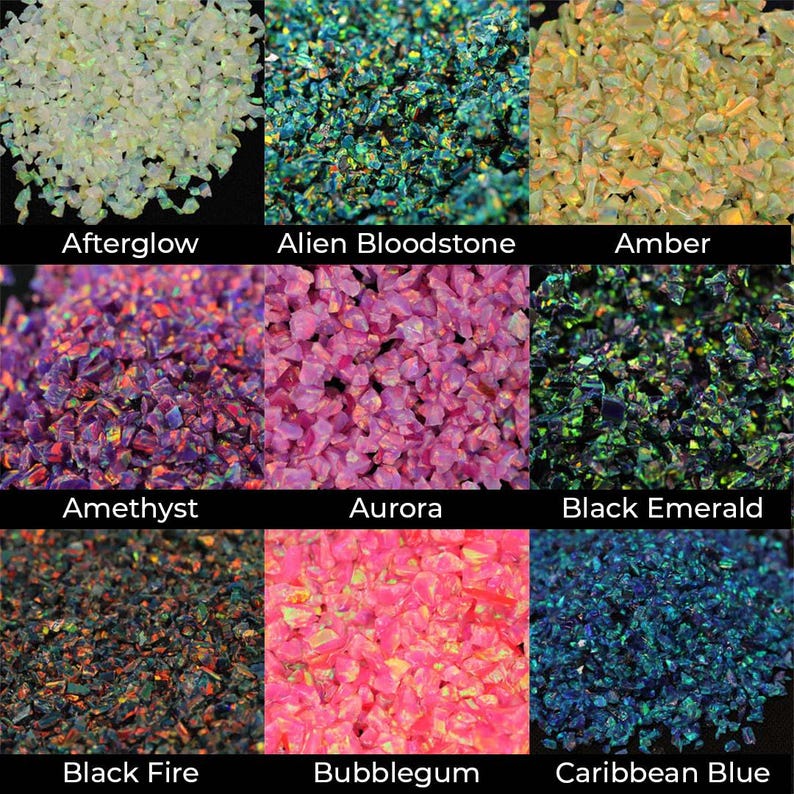 Puede incluir: Una colecci&oacute;n de piedras preciosas de &oacute;palo trituradas en varios colores. La imagen muestra Afterglow, Alien Bloodstone, Amber, Amethyst, Aurora, Black Emerald, Black Fire, Bubblegum y Caribbean Blue. Cada color tiene un brillo y textura &uacute;nicos.
