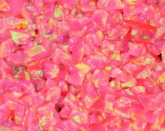 Ópalo triturado de color chicle para incrustaciones: material brillante creado en laboratorio para joyería y manualidades.