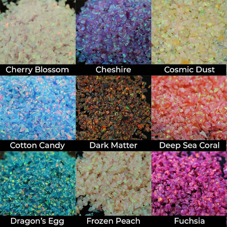 Puede incluir: Una colecci&oacute;n de piedras preciosas trituradas e iridiscentes en varios colores. La imagen muestra nueve colores diferentes, incluyendo Cherry Blossom, Cheshire, Cosmic Dust, Cotton Candy, Dark Matter, Deep Sea Coral, Dragon's Egg, Frozen Peach y Fuchsia.