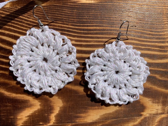 Tutorial : crochet these easy and fun to make boho earrings ! |  Ahookamigurumi