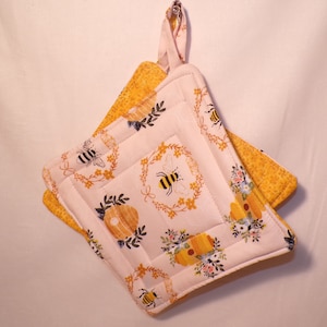 Happy Bees Quilted Pot Holders: Insulated Cotton Trivet Set