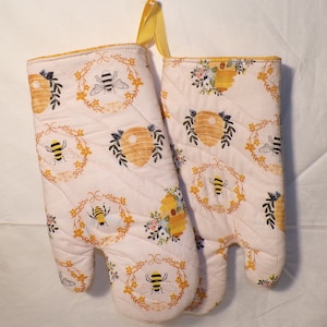 Oven Mitts quilted Oven Gloves Kitchen gloves Pot Holders Happy Bees oven mitt  set of 2