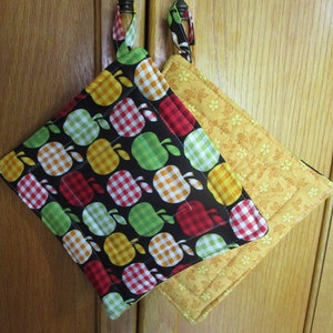 Pot holder  Hot Pad Trivet  insulated pot holder  Quilted Pot Holders Set of 2  Apples with Gingham theme  pot holders
