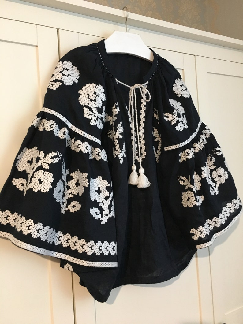 Linen top with Ukrainian embroidery pattern Embroidered blouse Vyshyvanka Navy blue linen top with embroidery Bohemian style linen top
