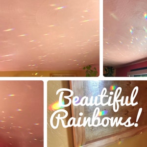 Op de afbeelding: Een collage van afbeeldingen die regenbogen laten zien die door een raam worden gebroken. De tekst "Beautiful Rainbows!" staat op een houten oppervlak.