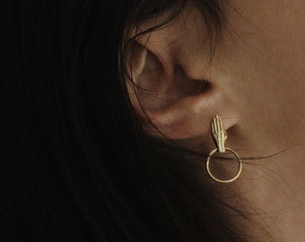 Wasserdicht - Hand Ohrringe - 18k Gold Vermeil Hand geformte Ohrringe - Geschenke für Sie - Layering - Stapeln - Hand Ohrringe - Hand Ohrstecker