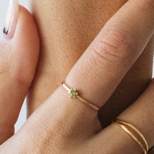 Imperméable Bague CZ vert olive Bague en or vermeil 18 carats Argent sterling massif 925 Superposition Bague superposable Bague minimaliste image 1