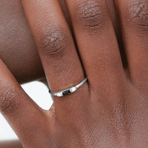 Impermeabile - Anello in argento 925 - Anello con zirconi neri - Anello con zirconia nera - Anello minimalista in argento - Anello a strati in argento - Anello impilabile in argento