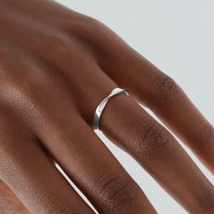 Bleknar aldrig - Vattentålig - Silverbandring - Silvervriden ring - Minimalistisk ring - Stapelbar ring - Stapelbar ring - Silverring - R17