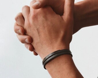 Veganistische lederen armband voor mannen - gepersonaliseerd cadeau voor hem - roestvrijstalen armband - monogramarmband voor mannen - cadeau voor vriend - BCM3